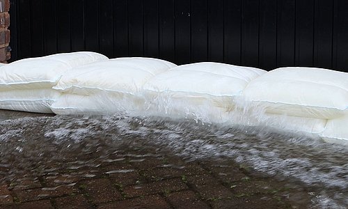 Fernco Floodbags im Einsatz am Boden vor Garagentor
