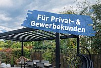 Steinterrasse mit Sitzecke und Loungemöbel