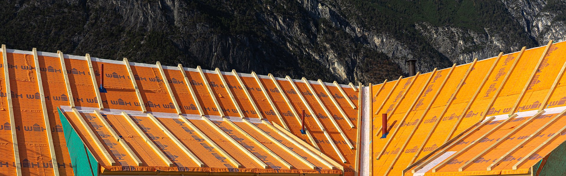 Holz als nachhaltiger Baustoff kommt im Dachbau, sowohl Neu- als auch Ausbau, zum Einsatz