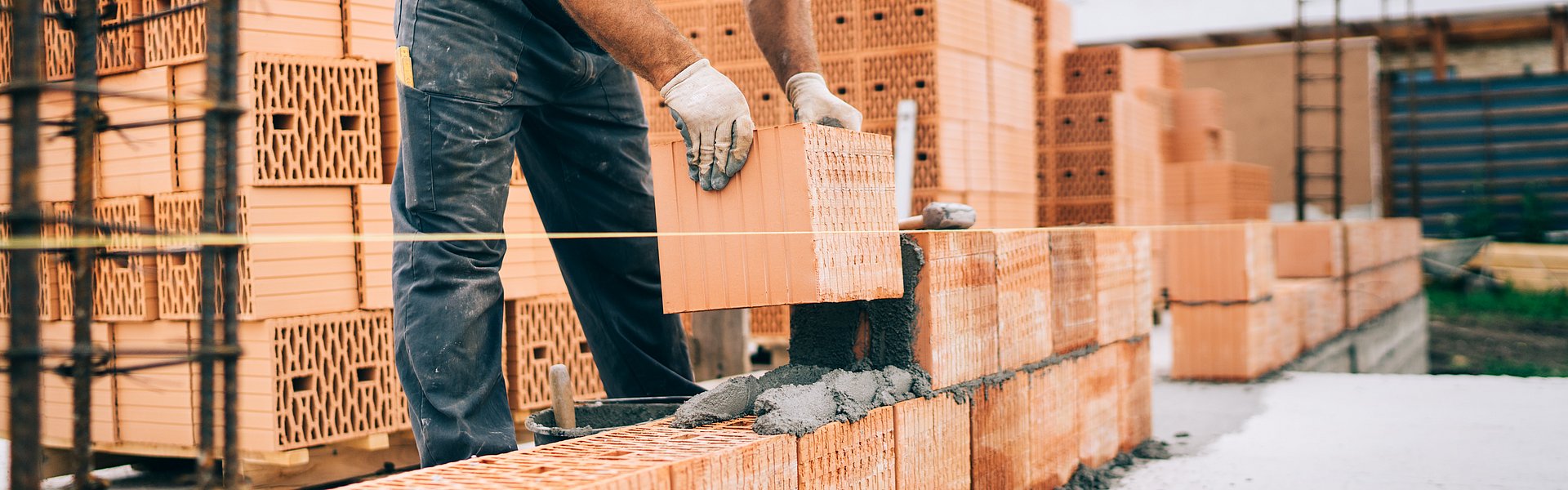 Privater Hausbau als ein Hochbauprojekt benötigt eine Vielzahl an unterschiedlichen Baustoffen