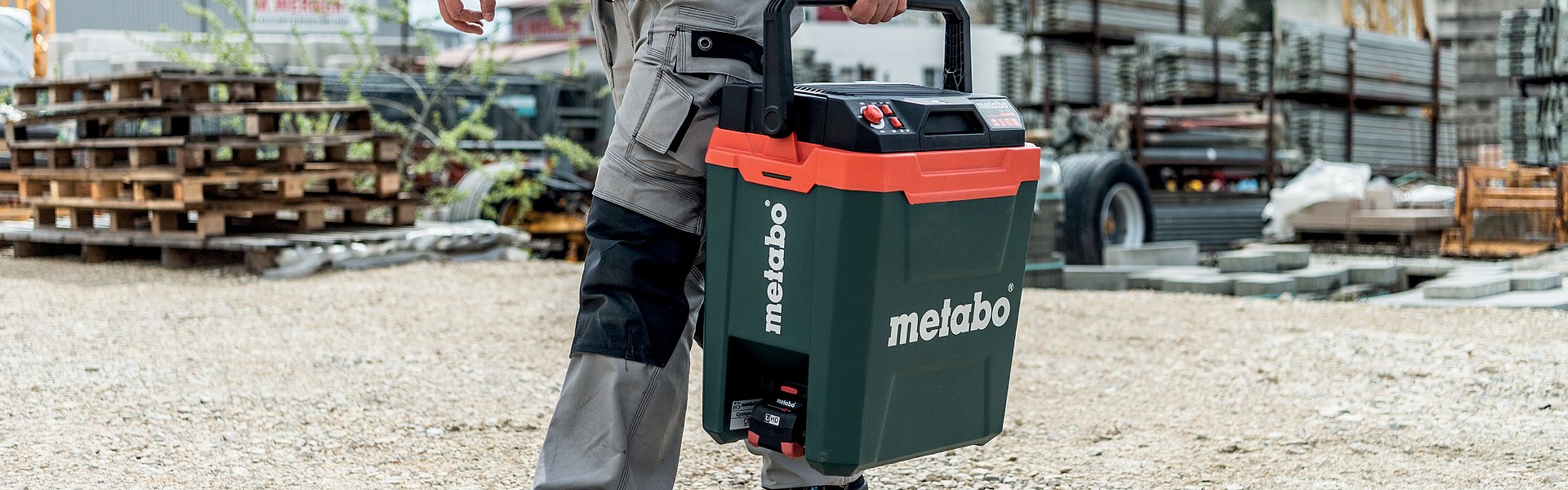 Baustellenarbeiter trägt metabo Kühlbox auf Baustelle