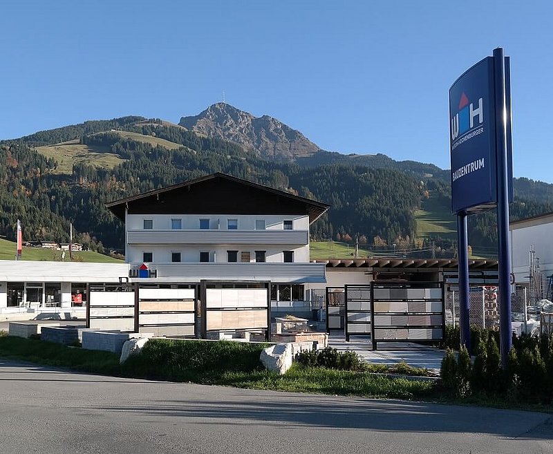 Würth Hochenburger Gebäude in Oberndorf mit Bergen im Hintergrund