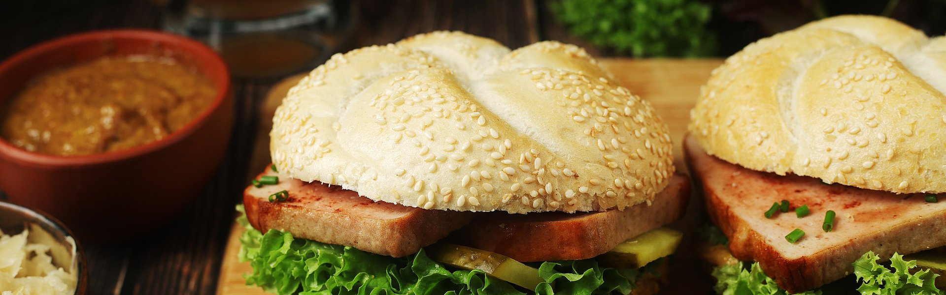 Zwei Leberkäseburger serviert mit Soße und Bier