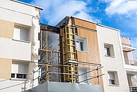 Außenansicht von der Sanierung eines Hauses