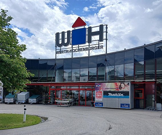 Außenaufnahme vom Würth Hochenburger Gebäude in Reutte 