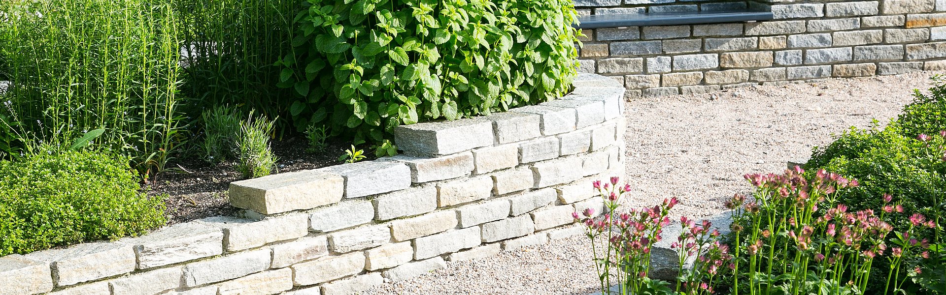 Gala / Garten- und Landschaftsbau benötigt robuste Baustoffe, um Außenbereiche, Hänge und Gärten zu gestalten