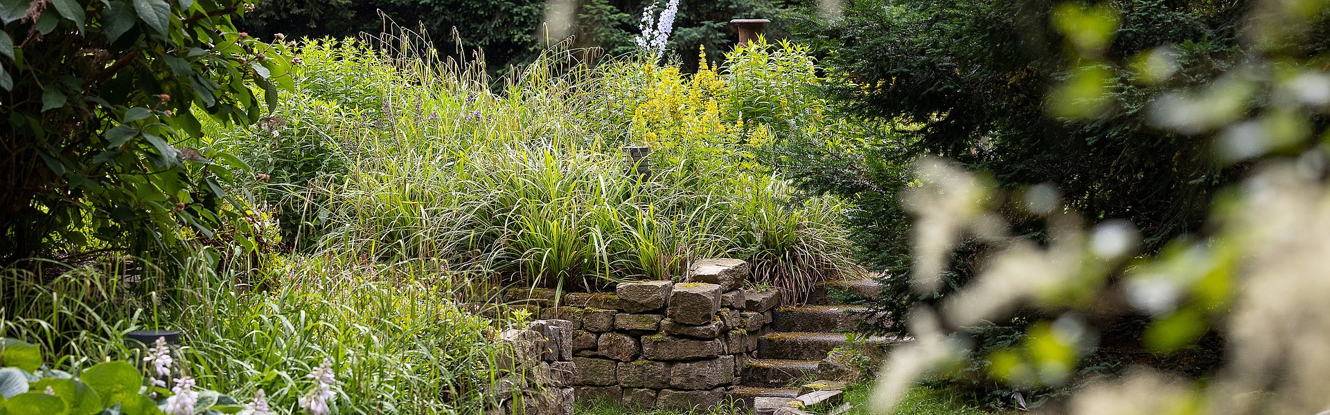 Gala / Garten- und Landschaftsbau benötigt robuste Baustoffe, um Außenbereiche, Hänge und Gärten zu gestalten